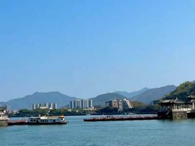 Xiangzi Bridge (walk on bridge)