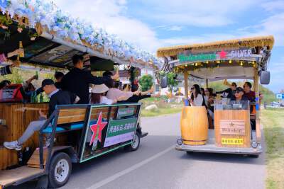 Music Ride (Each vehicle with a singer / complimentary snacks)
