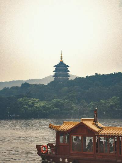 Exterior view of Leifeng Pagoda