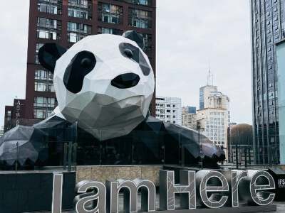 Chengdu Free & Easy Day Recommended Visits： Chengdu IFS Panda Sculpture