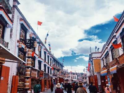 Barkhor Street (Tibetan clothing photography)