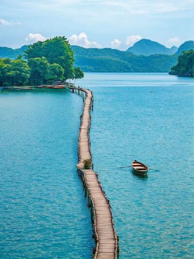 Boat tour on Jianhu Lake of Zhejiang