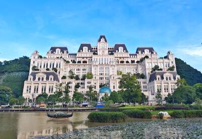 Huaguoyuan Wetland Park & Dolphin Square