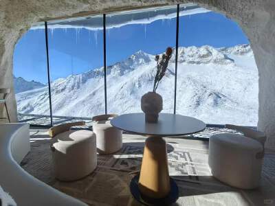 Photo stop at the world’s highest “loneliest café” (coffee at own expense)