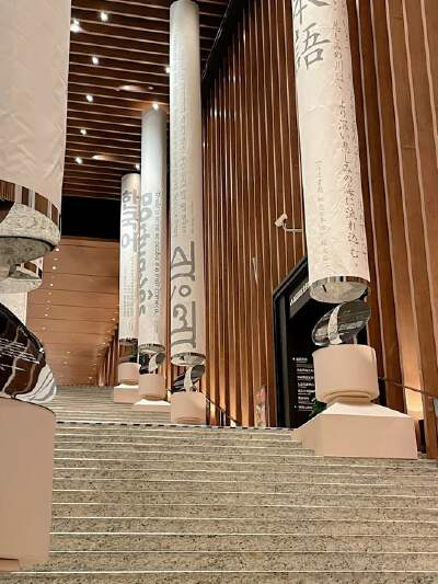 BookStore Eslite and 24 Roman columns