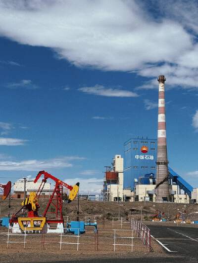 Pass by Hundred-Mile Oilfield