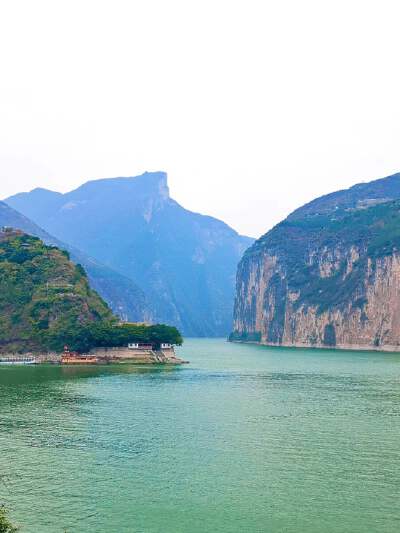 Passing Qutang Gorge