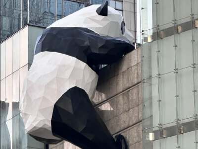 Chengdu Free & Easy Day Recommended Visits： Chengdu IFS Panda Sculpture