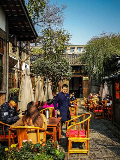 Wide and Narrow Alleys