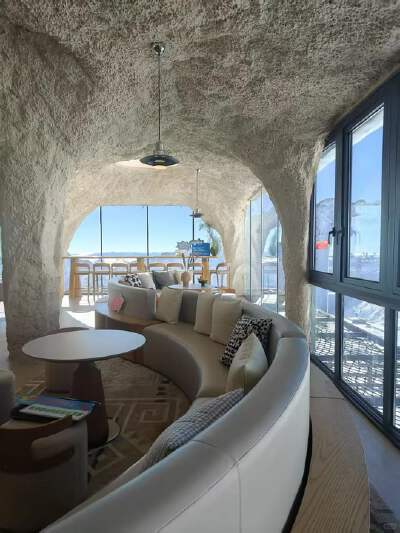 Photo stop at the world’s highest “loneliest café” (coffee at own expense)
