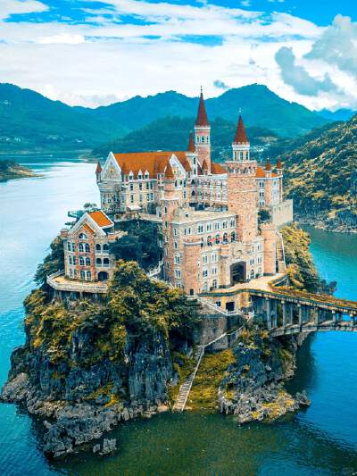 Wanfeng Lake Scenic Area