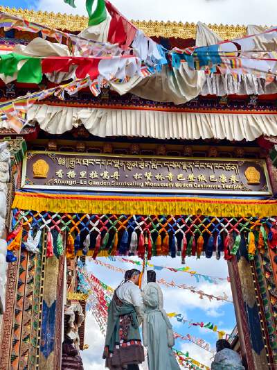 Songzanlin Monastery (includes Eco-Bus) + Tibetan CostumeExperience (with accessories):