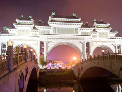 Shunfeng Mountain Century Archway