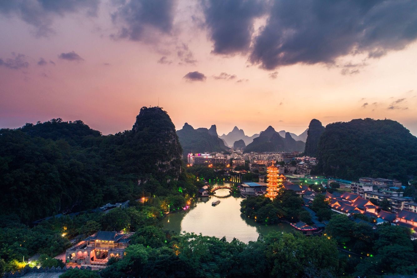 China Highlights with Giant Pandas