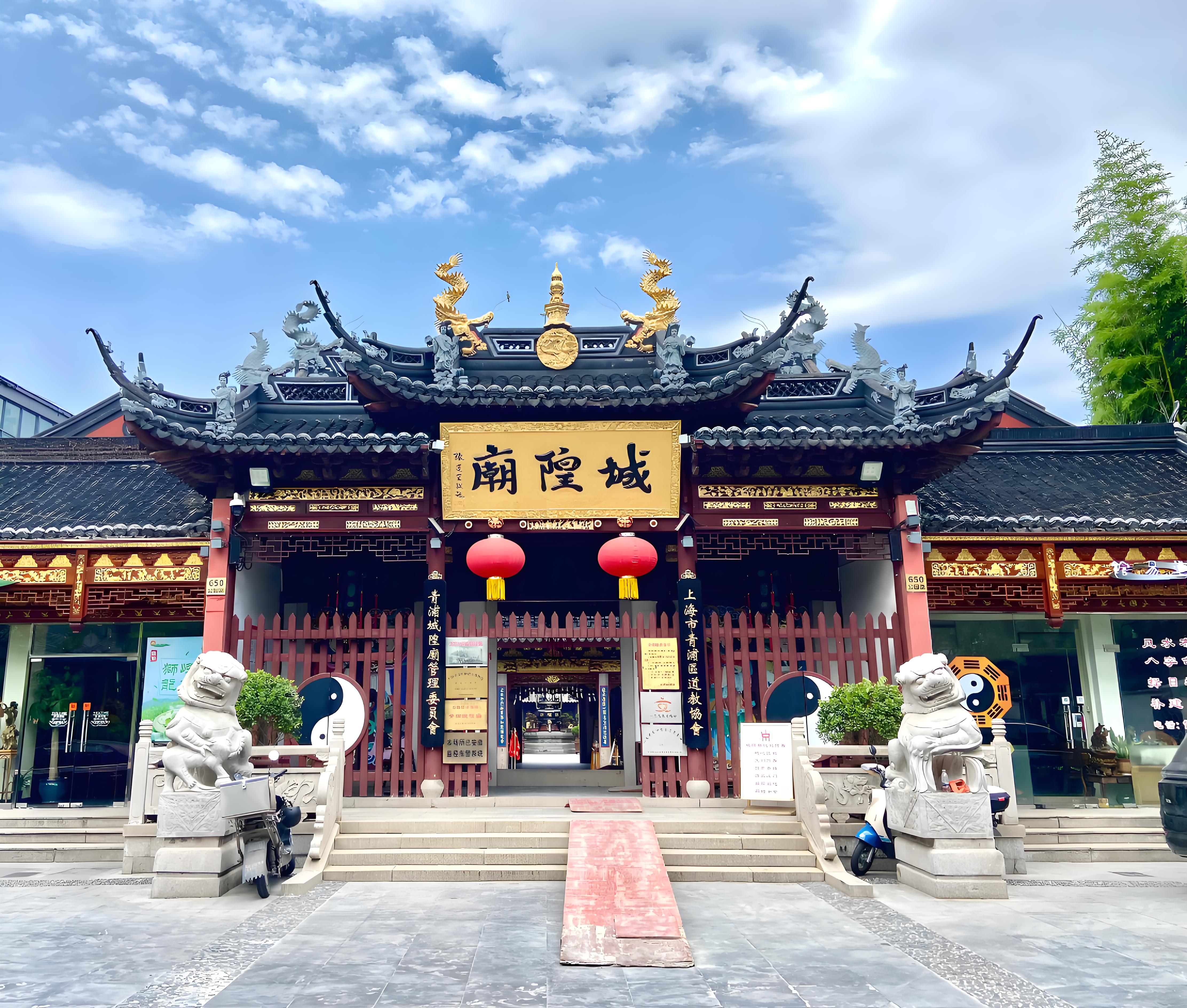 The City God Temple bazaar in Shanghai