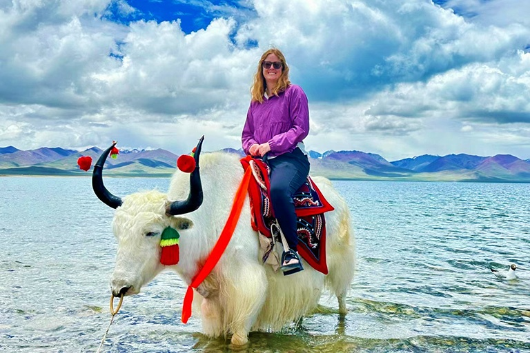 Our Guest Take a Photo with Tibetan Yak